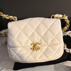 Chanel Ivory Quilted Shoulder Bag with Gold Chain